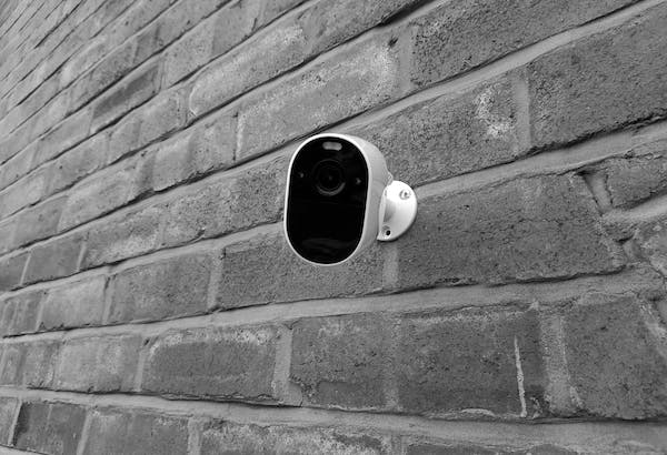 Petite caméra de sécurité accrochée à un mur
