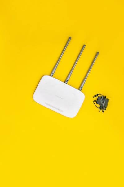 Illustration service internet avec un modem sous fond jaune