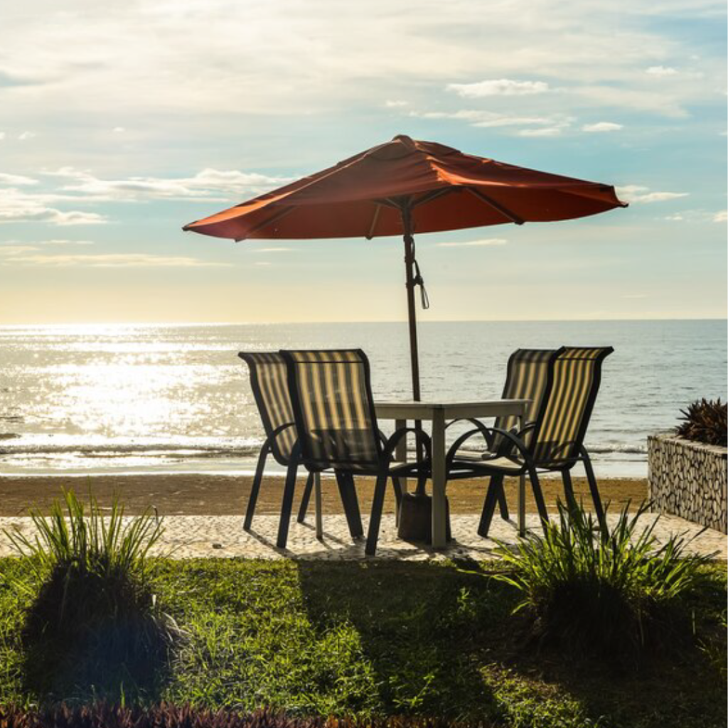 Table avec chaises sur une plage