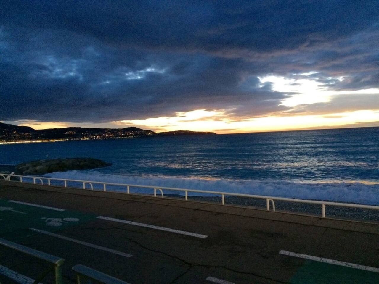 Chic Riviera Apartment on Promenade des Anglais - Photo 25